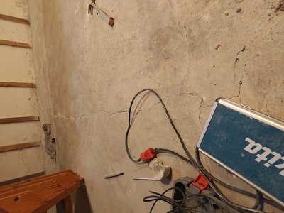 Wall with visible damage in the foundation