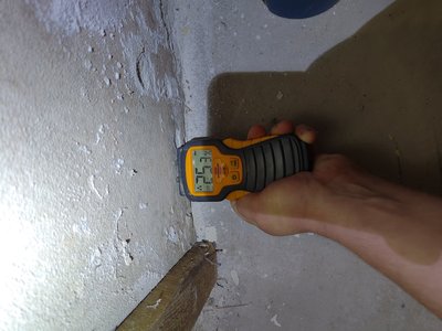 Reading of moisture level in the inspection area