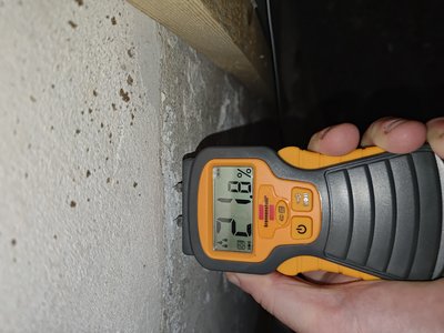 Moisture meter documenting condition of the basement (20.09.2024 kl. 11:35)
