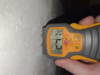 Close-up of moisture meter at the basement (20.09.2024 kl. 11:36)
