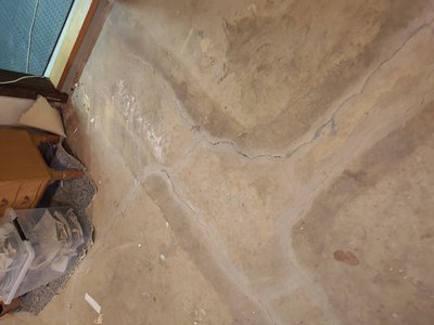 Bathroom with visible damage (11.05.2025 kl. 18:17)