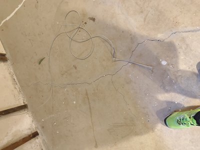 Floor with visible damage in the basement (11.05.2025 kl. 18:17)