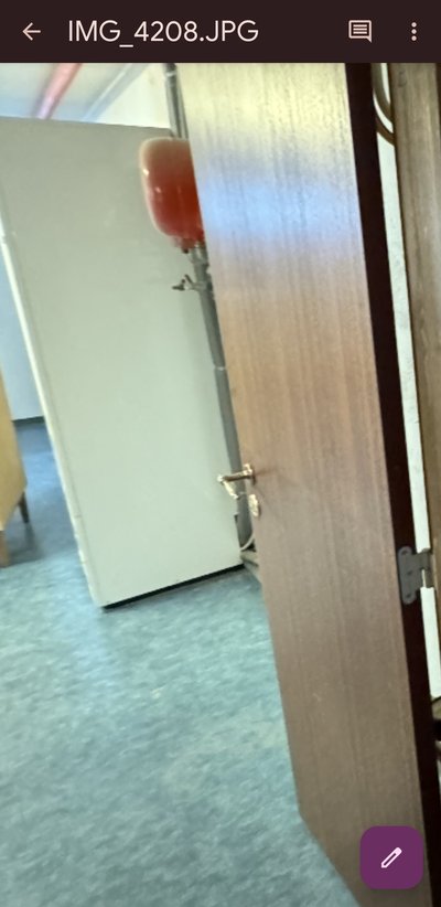 Rum med synlige skader ved dørparti — bilag til Tryg-sagen