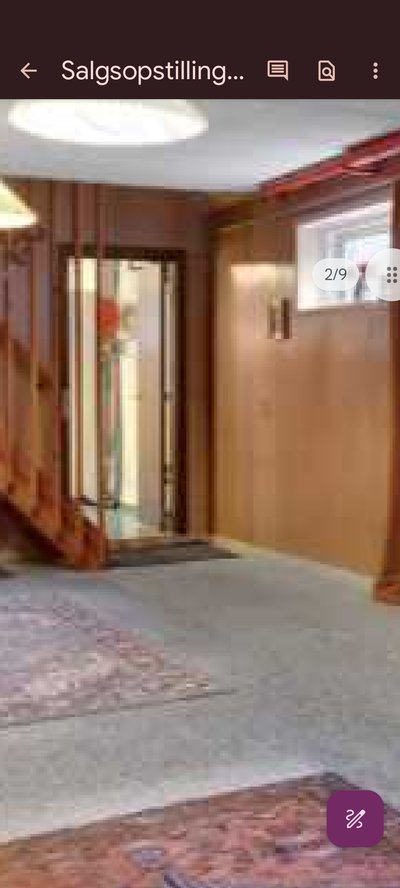 Stort rum med gulvbelægning og dør — skadeoversigt