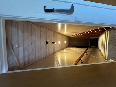 Gulv med synlige skader i væggen (bilag 2.16)