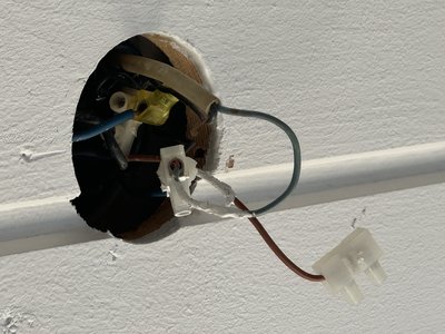 Beskadiget el-installation i inspektionsområdet