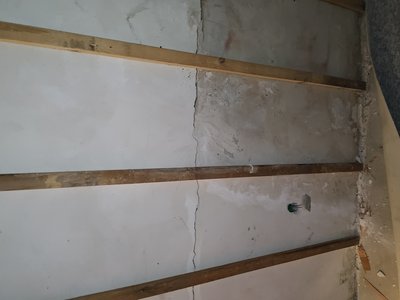 Væg med synlige skader i væggen (bilag 6.1)