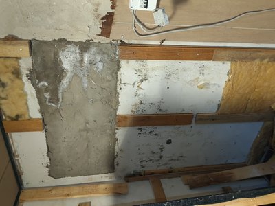 Loft med synlige skader i væggen