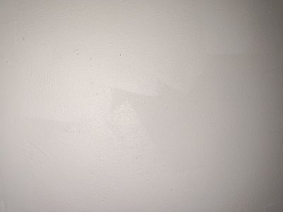 Hul og revne synlig i kældervæg